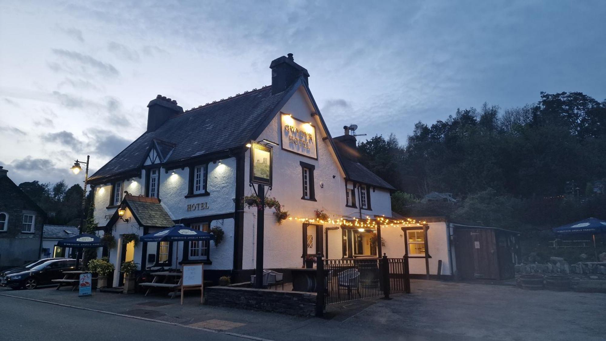Y Gwydyr Hotel - Dolwyddelan エクステリア 写真