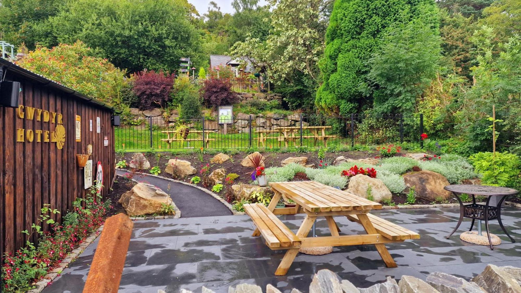 Y Gwydyr Hotel - Dolwyddelan エクステリア 写真